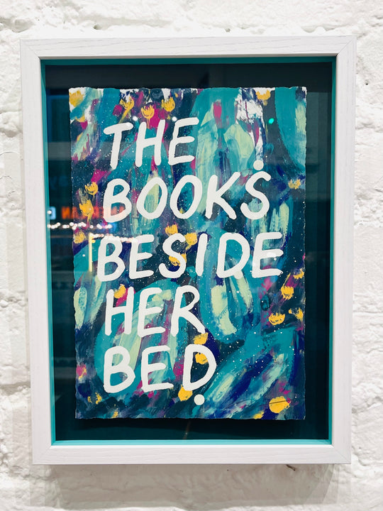 THE BOOKS BESiDE HER BED