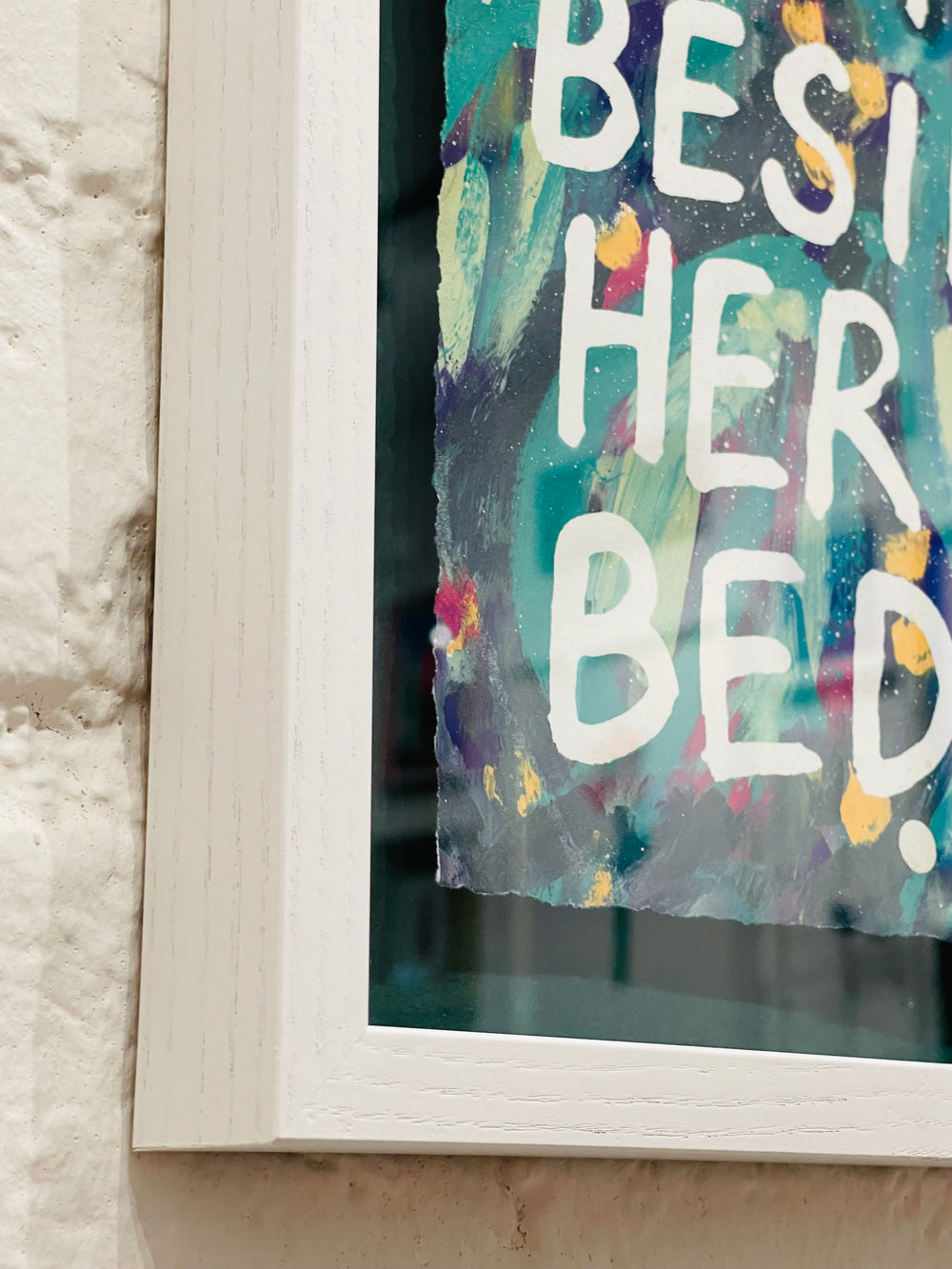 THE BOOKS BESiDE HER BED