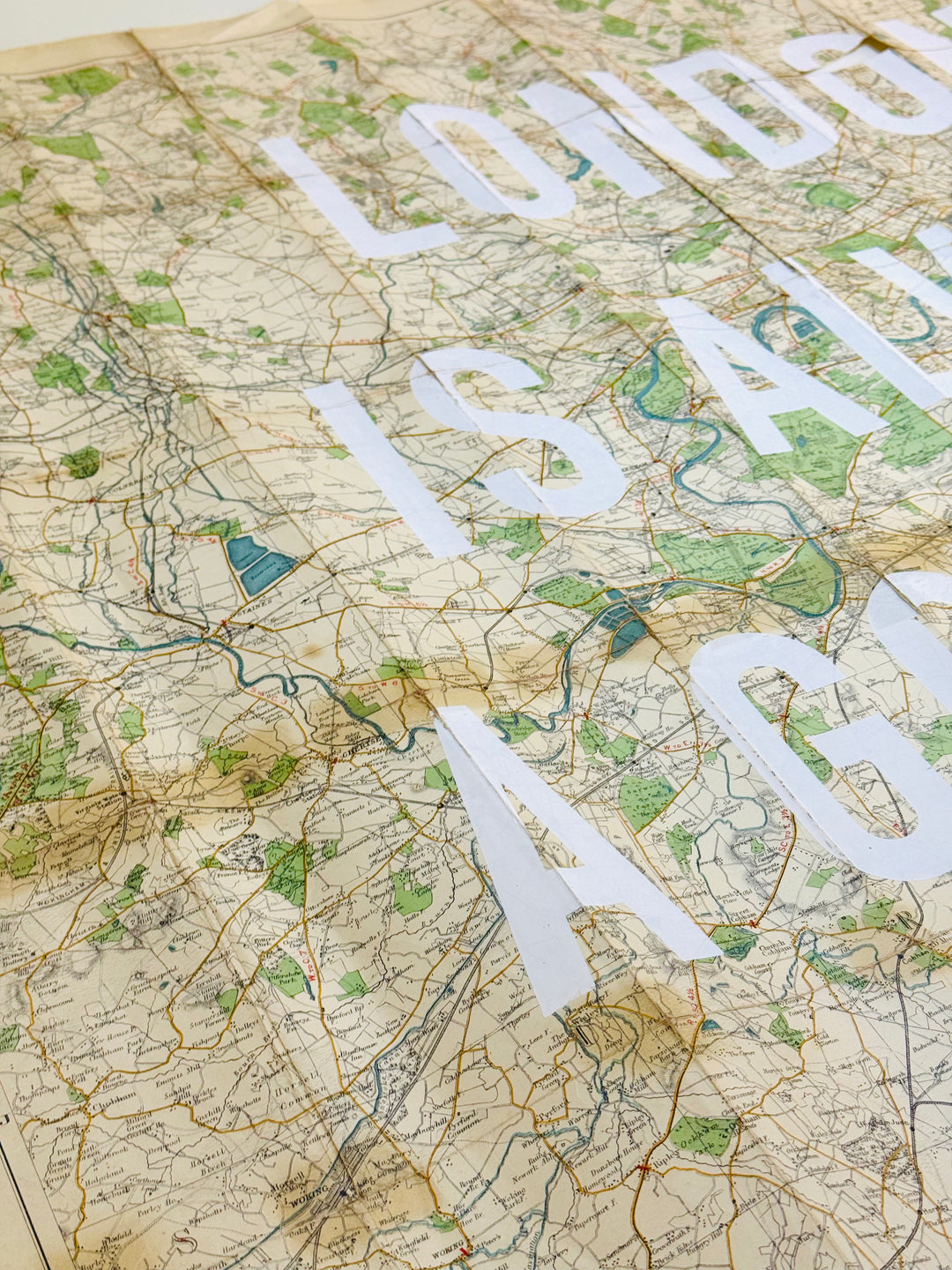 LONDON iS ALWAYS A GOOD iDEA WHiTE - LARGE ViNTAGE MAPS