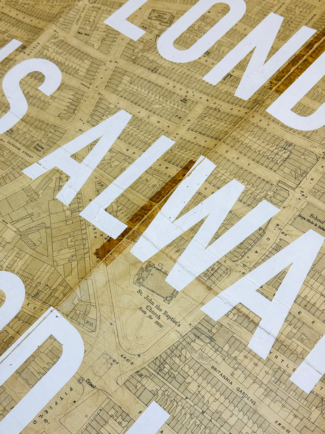 LONDON iS ALWAYS A GOOD iDEA WHiTE - LARGE ViNTAGE MAPS