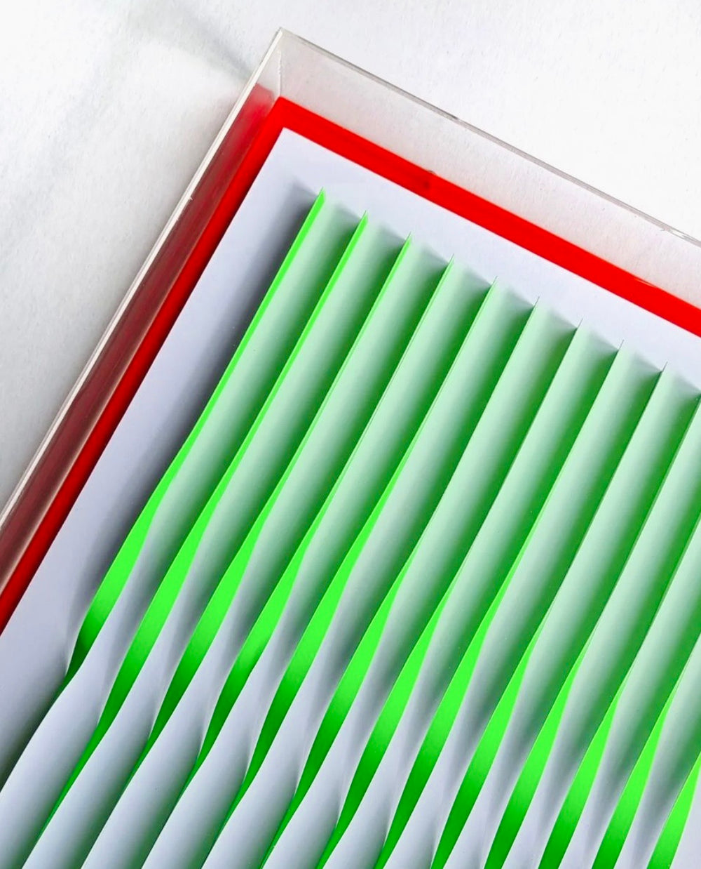 LiNES TWiSTED iN GREEN