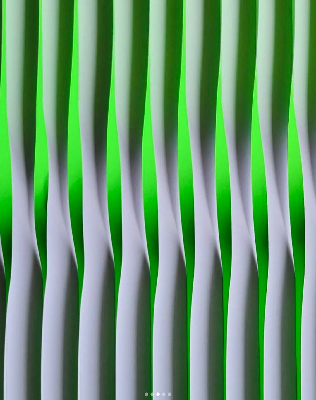 LiNES TWiSTED iN GREEN